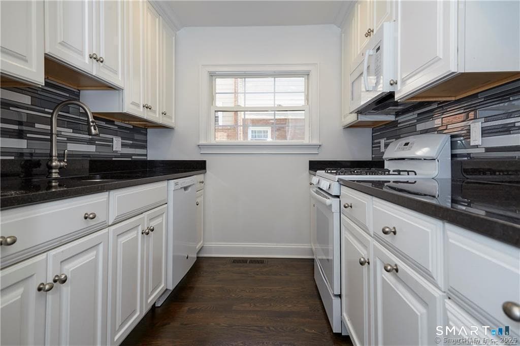 160 E Elm St in Greenwich, CT - Building Photo