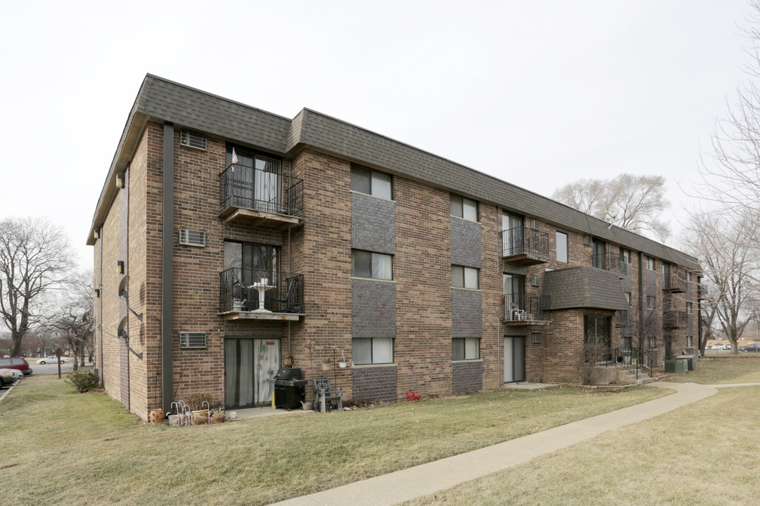 York Place Apartments in Bensenville, IL - Building Photo