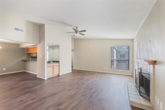 8100 Cambridge St in Houston, TX - Foto de edificio - Building Photo
