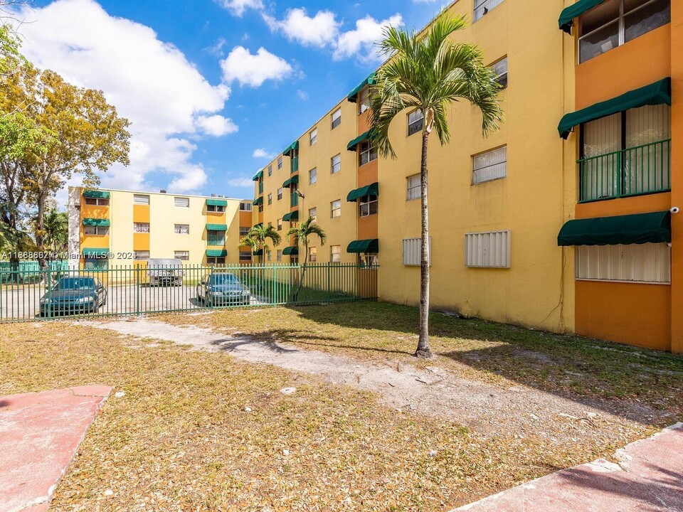 666 W 81st St in Hialeah, FL - Building Photo