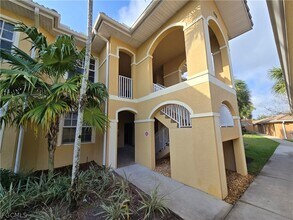 1096 Winding Pines Circle in Cape Coral, FL - Foto de edificio - Building Photo