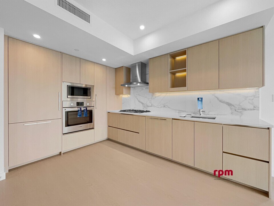 13778-1100 100 Ave in Surrey, BC - Building Photo