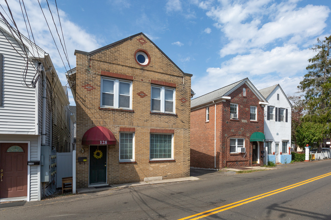 128-130 River Rd in Greenwich, CT - Building Photo