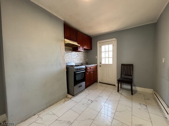 516 E Jersey St in Elizabeth, NJ - Building Photo - Building Photo