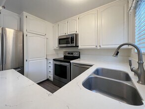 888 Victor Ave in Inglewood, CA - Building Photo - Building Photo