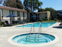 Ocean Park Apartments in Oceanside, CA - Foto de edificio - Building Photo