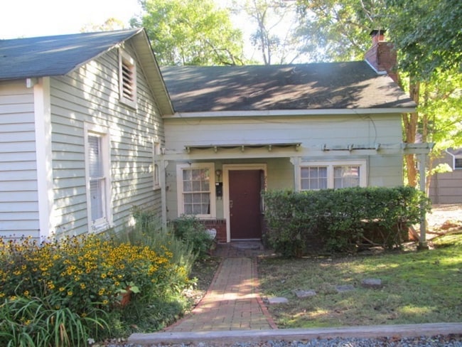 204 Cottage Ln in Chapel Hill, NC - Building Photo - Building Photo