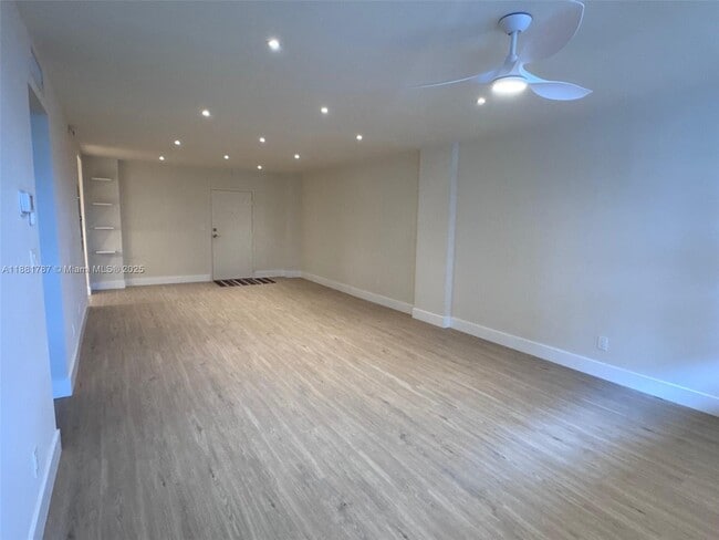 90 Edgewater Dr, Unit 212 in Coral Gables, FL - Building Photo - Building Photo