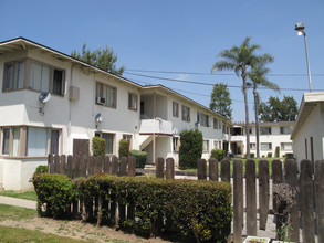 Lakewood Garden Apartments in Long Beach, CA - Foto de edificio - Building Photo