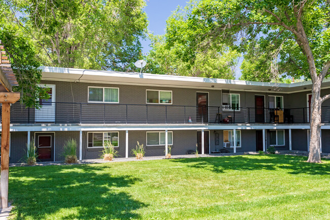 Saulsbury Manor in Lakewood, CO - Building Photo - Primary Photo