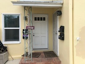 136 W Ridgewood Ct in San Antonio, TX - Building Photo