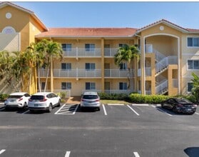 10010 Maddox Ln, Unit 318 in Bonita Springs, FL - Foto de edificio - Building Photo