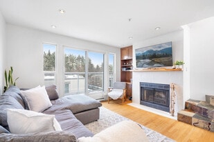 877 W 7th Ave in Vancouver, BC - Building Photo