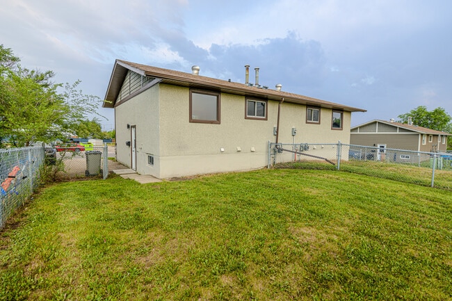 10806-108093 93 St in Grande Prairie, AB - Building Photo - Building Photo