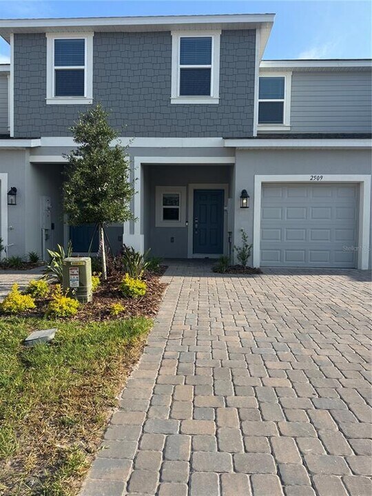 2509 Penguin Blvd in Davenport, FL - Foto de edificio
