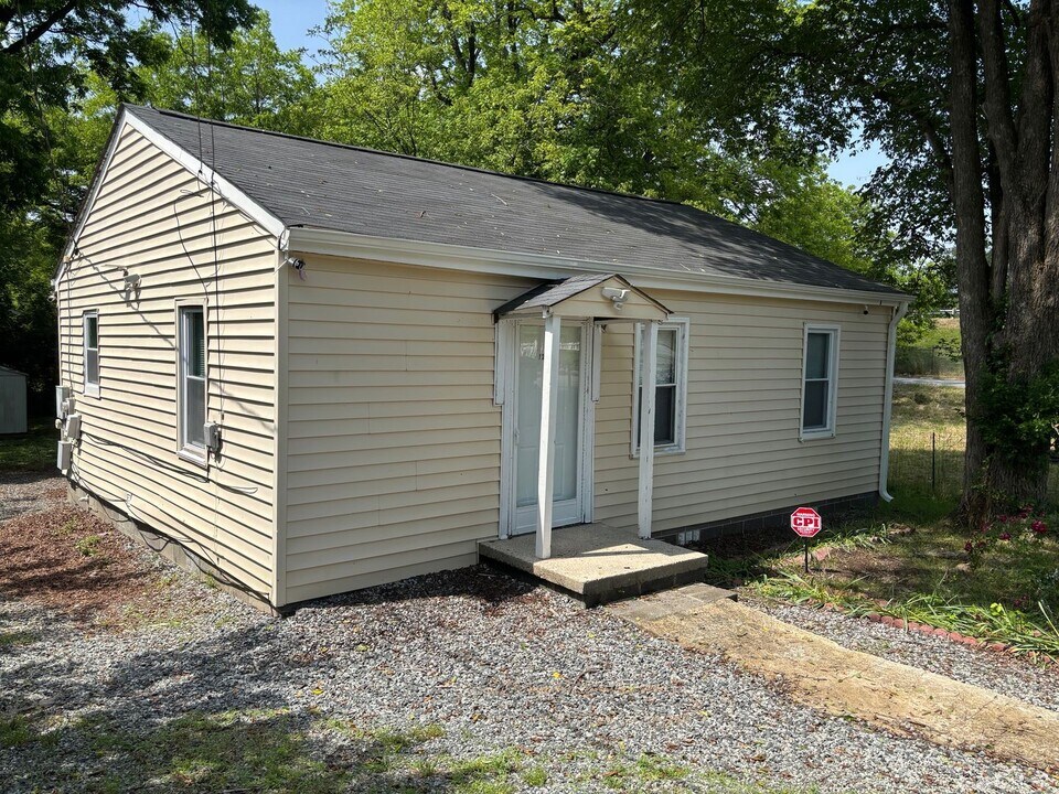 1202 Hoover Ave in High Point, NC - Foto de edificio