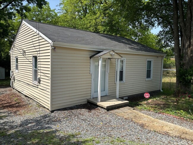 1202 Hoover Ave in High Point, NC - Foto de edificio - Building Photo