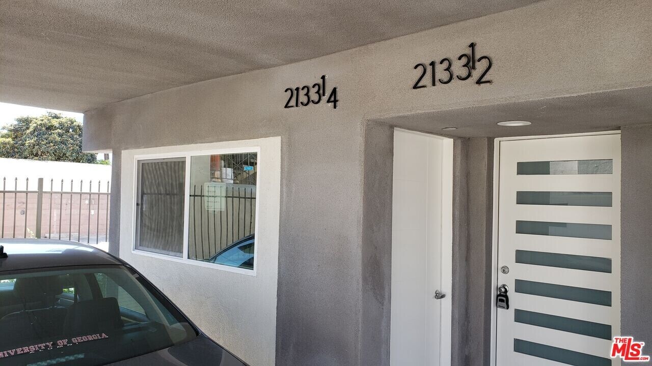 2133 Carmona Ave in Los Angeles, CA - Building Photo