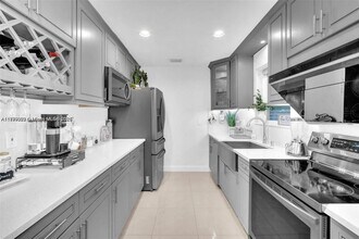 711 SW 69th Ave in Pembroke Pines, FL - Building Photo - Building Photo
