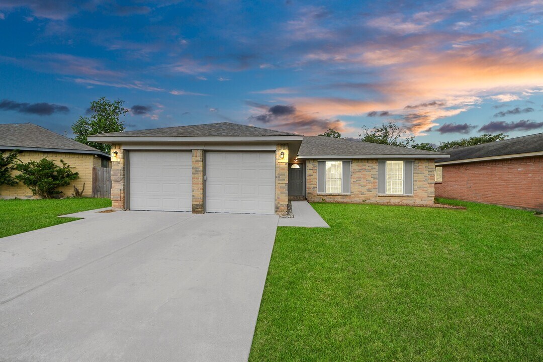 7410 La Pl Dr in Houston, TX - Building Photo