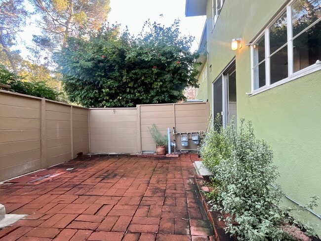 5367 Village Grn in Los Angeles, CA - Building Photo - Building Photo