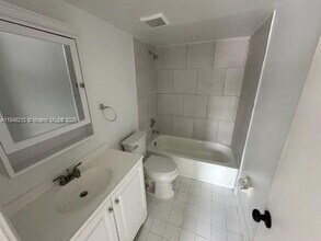 14861 SW 104th St in Miami, FL - Foto de edificio - Building Photo