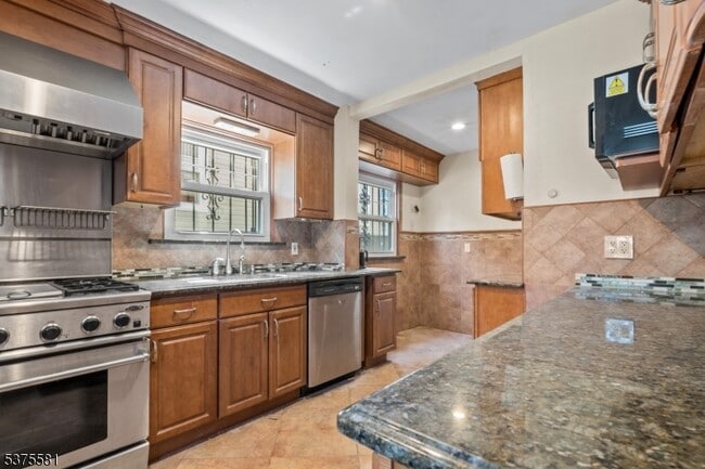 364 N Walnut St in East Orange, NJ - Building Photo - Building Photo