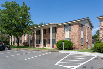 COLONIAL PLAZA APARTMENTS in Shreveport, LA - Building Photo - Building Photo