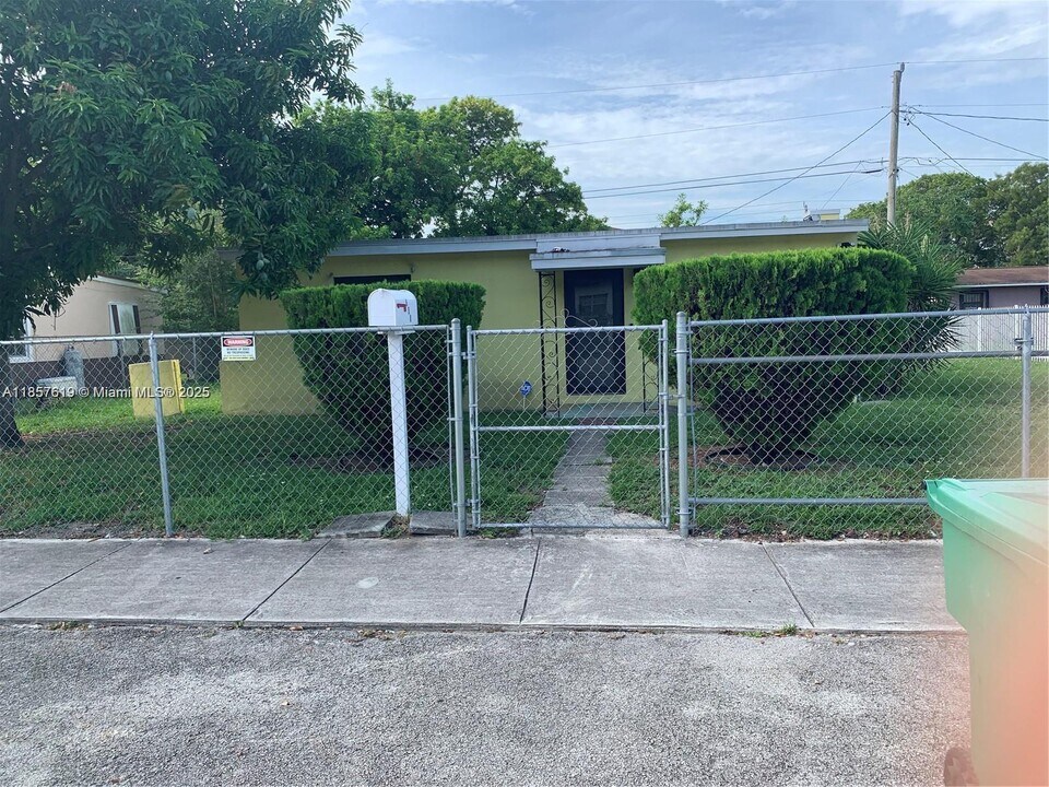 950 NW 56th St in Miami, FL - Building Photo