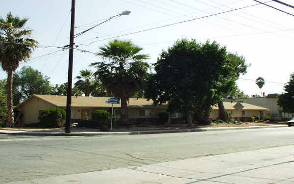 1001 E Devonshire Ave in Hemet, CA - Foto de edificio