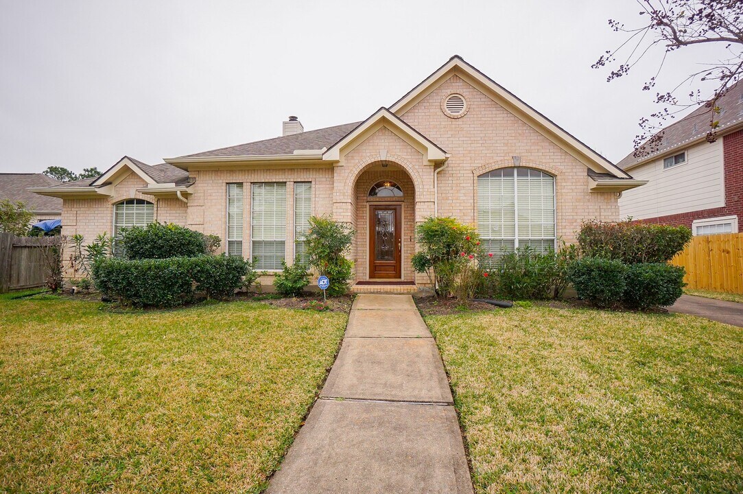 9914 Clear Meadow Ln in Houston, TX - Building Photo