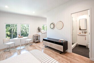 3700 W Sunset Blvd in Los Angeles, CA - Foto de edificio - Building Photo