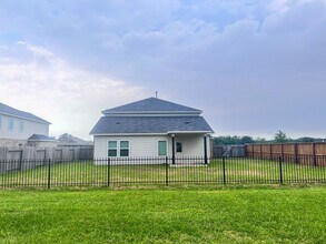 521 Green Meadows Dr in West Columbia, TX - Building Photo - Building Photo