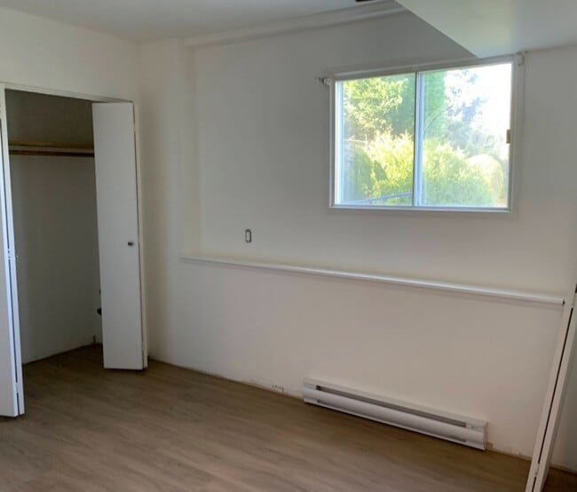 1483 Tolmie Pl in Victoria, BC - Building Photo - Building Photo