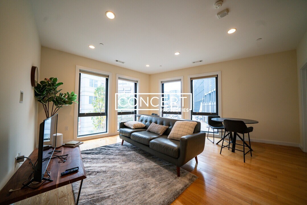 9 Miner St, Unit 406 in Boston, MA - Building Photo