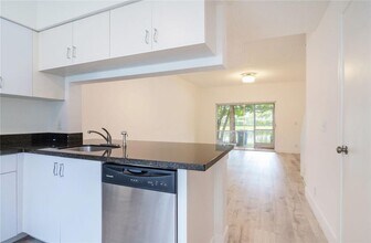 16637 Hemingway Dr in Weston, FL - Building Photo - Building Photo