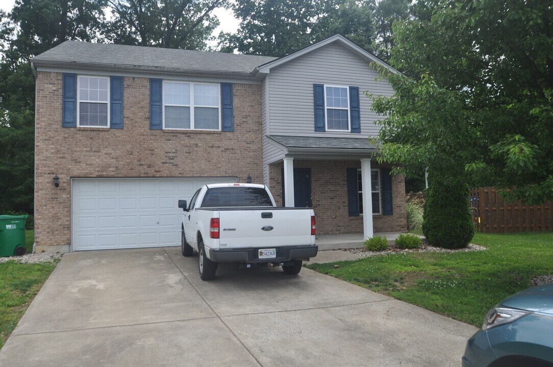 7128 Blue Stream Ct in Louisville, KY - Building Photo