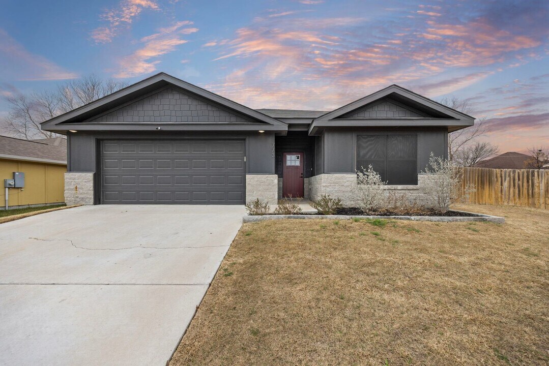 773 Freedom Cir in Nolanville, TX - Building Photo