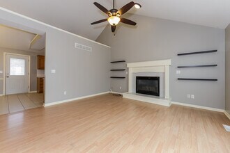 1608 Johnston Dr in Raymore, MO - Foto de edificio - Building Photo