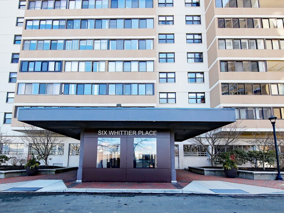6 Whittier Pl, Unit 14L in Boston, MA - Foto de edificio