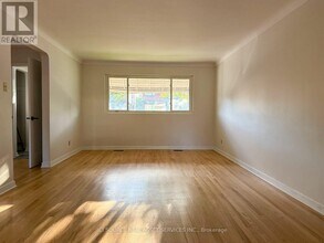 865 Woodroffe Ave in Ottawa, ON - Building Photo - Building Photo