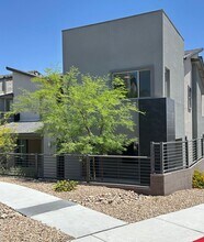 483 Fairview Hills St in Las Vegas, NV - Building Photo - Building Photo