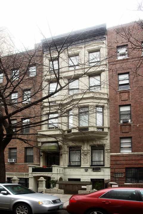 14 W 75th St in New York, NY - Building Photo