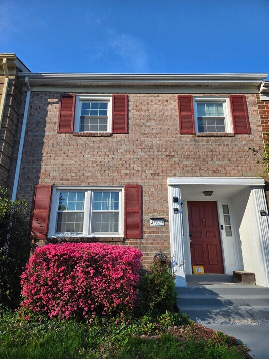 4529 King Edward Ct in Annandale, VA - Building Photo