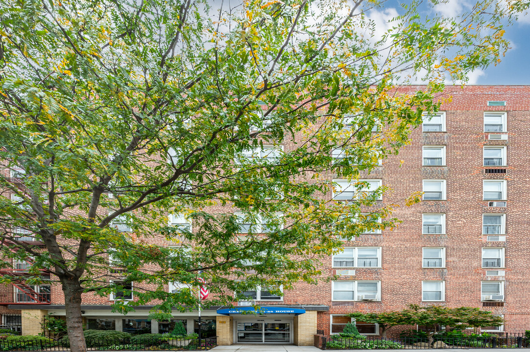 3185 Crescent St in Astoria, NY - Building Photo