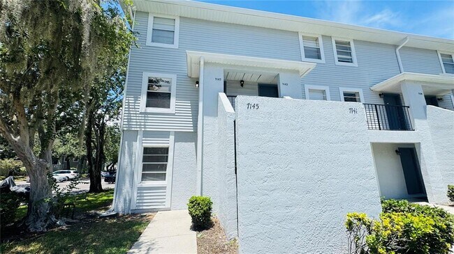 7145 E Bank Dr in Tampa, FL - Building Photo - Building Photo