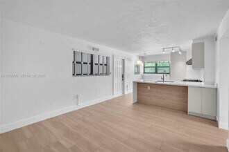 3265 Virginia St in Miami, FL - Foto de edificio - Building Photo