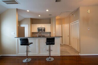 915 W Heights Hollow Ln in Houston, TX - Building Photo - Building Photo