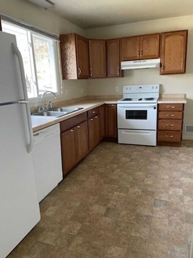 117 20th St NW in Minot, ND - Building Photo - Building Photo
