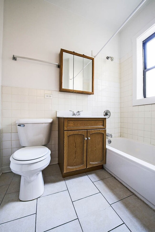 7417-25 S Phillips 2444 E 74th Place Chicago, IL 60649 in Chicago, IL - Foto de edificio - Building Photo